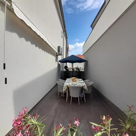 Apartment Jelena - Cozy Two Bedroom Only 70m From The Beach, Diklo -