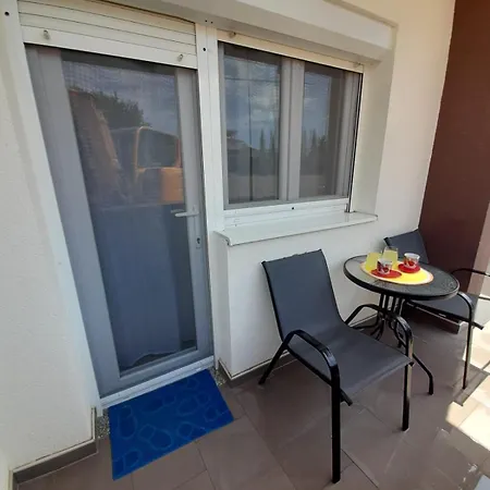 Jelena - Cozy Two Bedroom Only 70m From The Beach, Diklo - Apartman Zadar