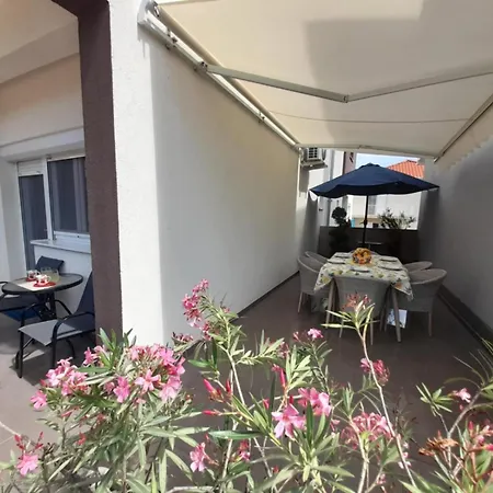 Jelena - Cozy Two Bedroom Only 70m From The Beach, Diklo - Lägenhet *