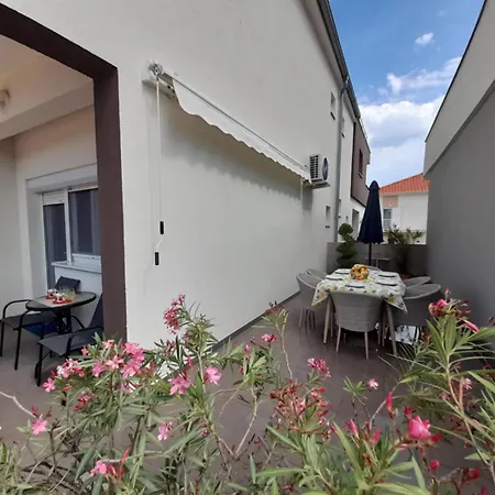 Jelena - Cozy Two Bedroom Only 70m From The Beach, Diklo - Apartment Zadar