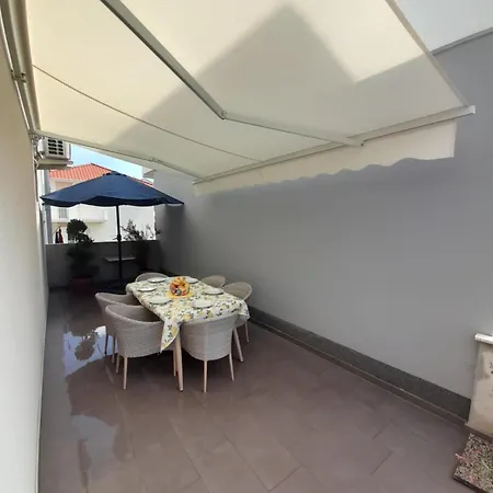 Jelena - Cozy Two Bedroom Only 70m From The Beach, Diklo - Daire Zadar