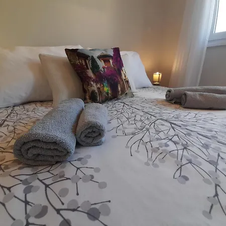 Daire Jelena - Cozy Two Bedroom Only 70m From The Beach, Diklo -