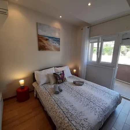 Daire Jelena - Cozy Two Bedroom Only 70m From The Beach, Diklo -